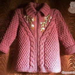 Пальто и вязаные штаны