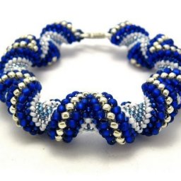 Спиральный браслет из бисера