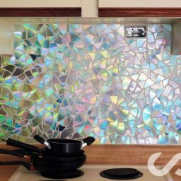 Отделка рабочей стены на кухне мозаикой из компакт-дисков