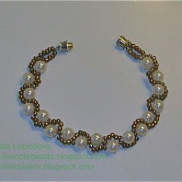 Простой в исполнении и красивый браслет из бисера и бусин