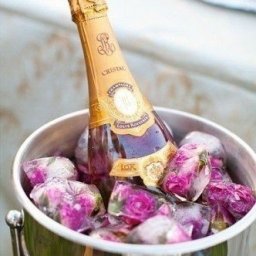 ​Рукотворный лед с цветами внутри