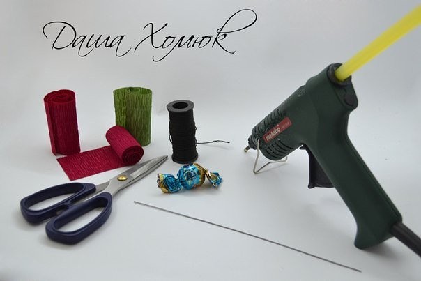 Шикарная бордовая роза с изюминкой