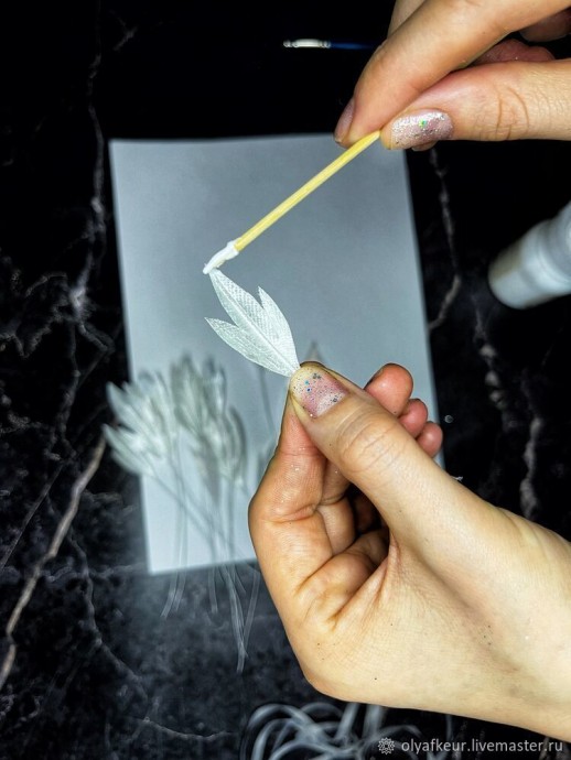 Белая пуансеттия из бархата