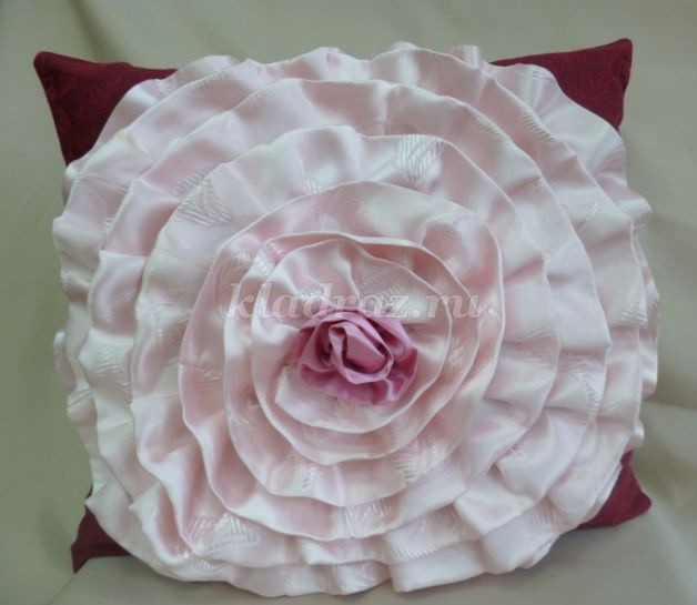 Декоративная подушка-роза