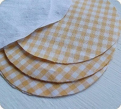 Украшение пуфика цветочными мотивами