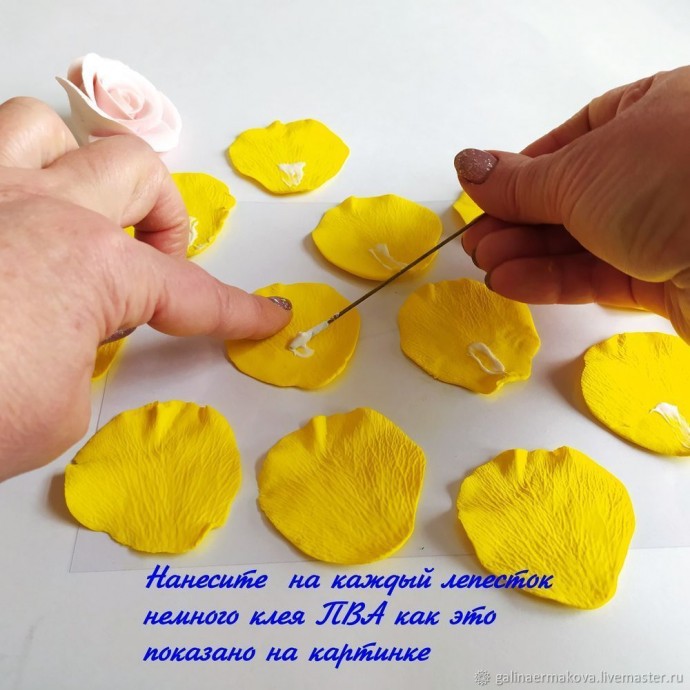 Роза из зефирной полимерной глины