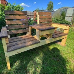 Дачное кресло со столиком посередине