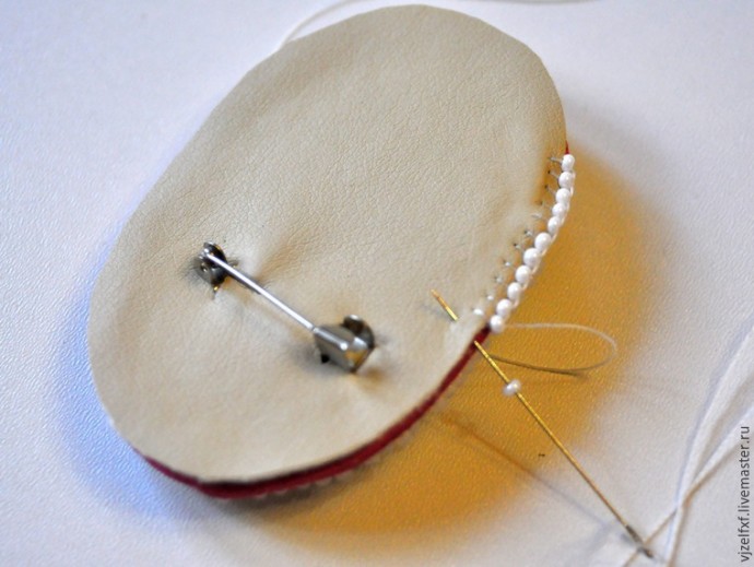 Маленькая брошь с вышивкой