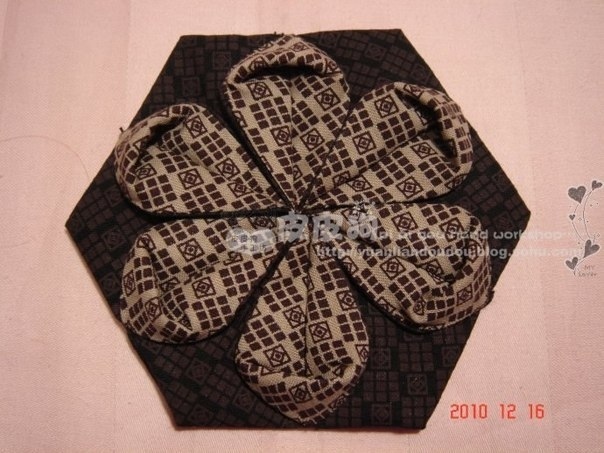 Сумочка, декорированная объемными цветами Сумочка, декорированная объемными цветами