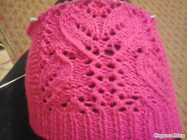 Ажурная шапочка и снуд, связанные спицами