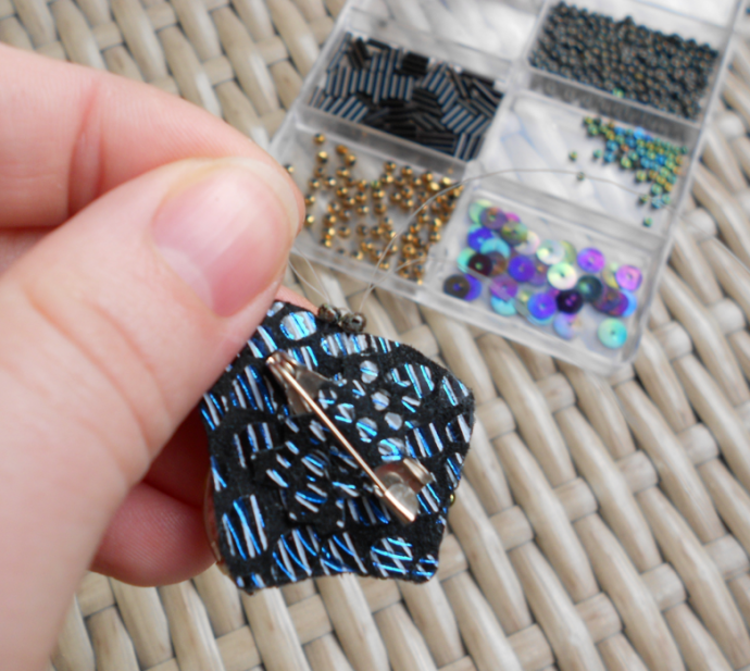 Брошь в виде мухи