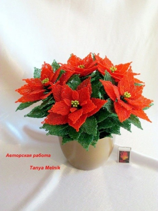 Пуансетия из бисера