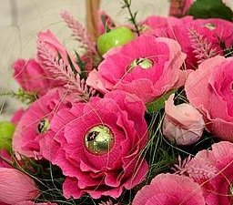 Розы из конфет и гофрированной бумаги