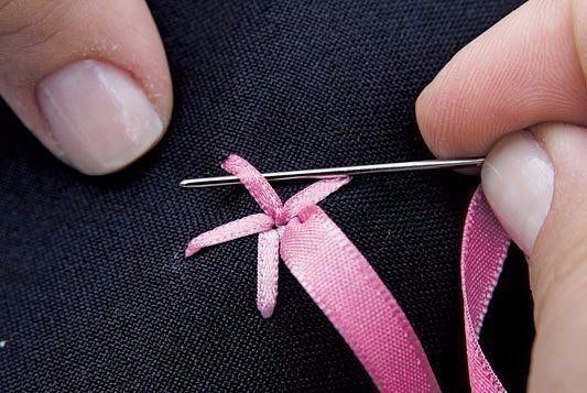 Объемная вышивка: розочка лентой