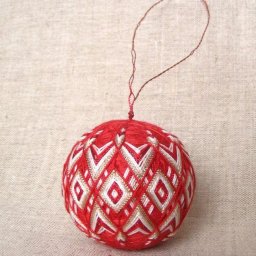 Темари или искусство вышивки на шарах: красные ромбы и треугольники