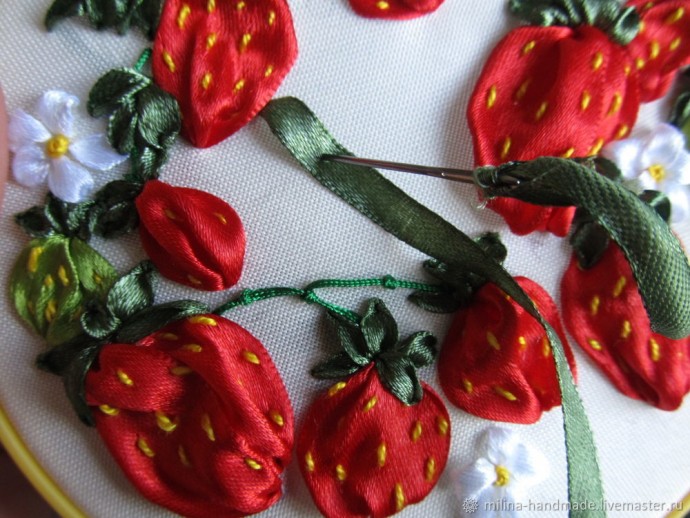 Вышивка клубники атласными лентами Вышивка клубники атласными лентами