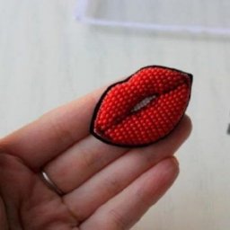 ​Брошь из бисера в виде губ