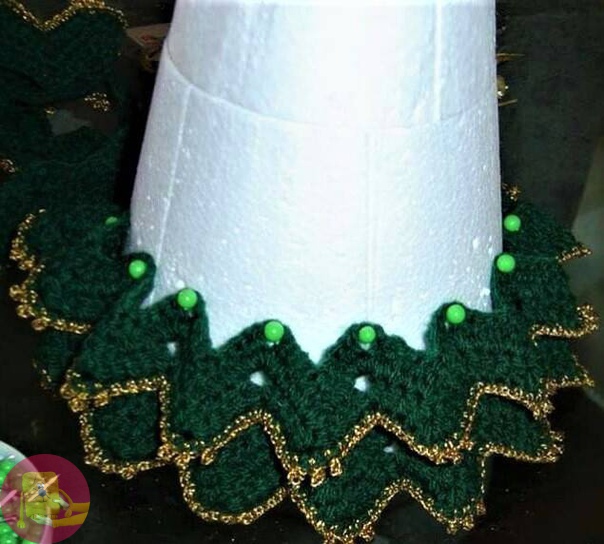 Елочки новогодние, выполненные крючком