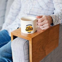 Как сделать столик на подлокотник дивана