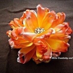 Красивый цветок из лент быстро и просто