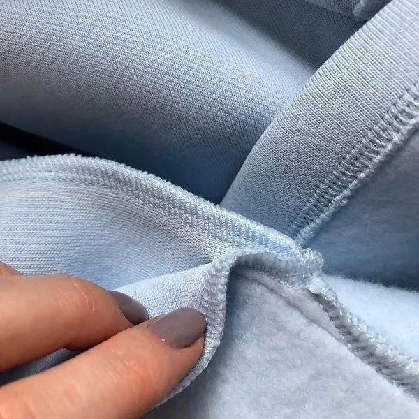 Обработка боковых разрезов на свитшоте