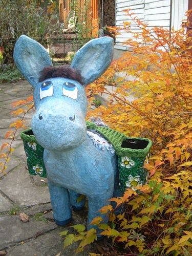 Ослик для украшения дачного газона