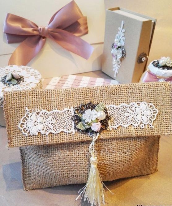 Скатерти, салфетки и декор из мешковины с кружевом