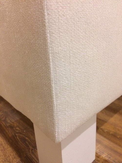 Двуспальная кровать с изголовьем в каретной стяжке