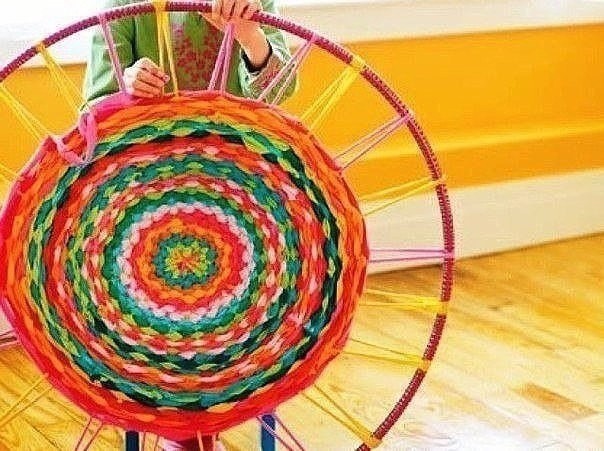 Коврик из старых футболок на обруче хула-хуп Коврик из старых футболок на обруче хула-хуп