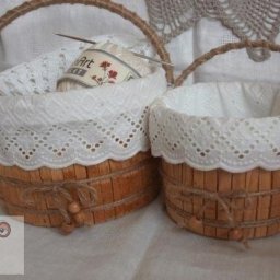 Корзинка-органайзер из деревянных прищепок и прошвы