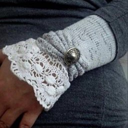 Кружевные манжеты на трикотажных джемперах