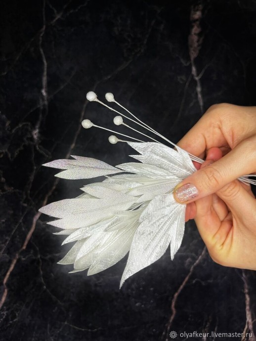 Белая пуансеттия из бархата