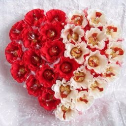 Цветочное сердце из конфет