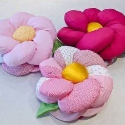 Декоративные подушки в форме цветка