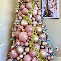 ​Идеи нарядных ёлочек из воздушных шаров