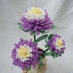 Красивый цветок из бисера