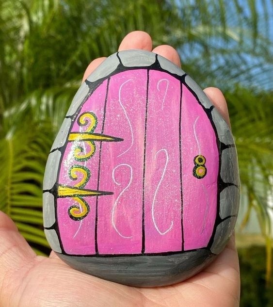 Декоративные камушки-домики с росписью