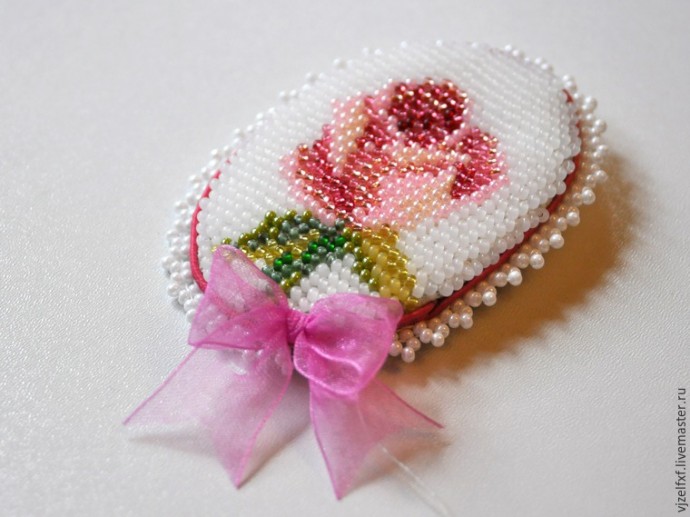 Маленькая брошь с вышивкой