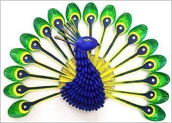 Павлин из пластиковых ложек и ватных палочек