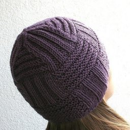 Шапочка интересным узором из лицевых и изнаночных