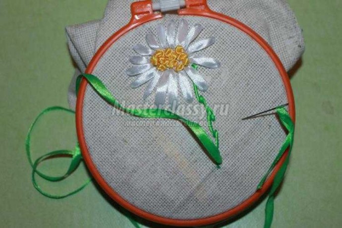 Учимся вышивать лентами ромашку
