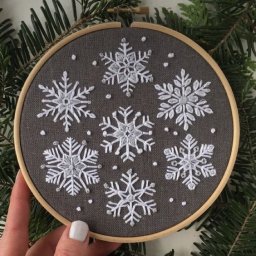 Вышитые ажурные снежинки на пяльцах