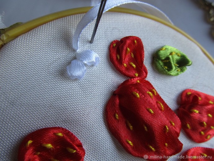 Вышивка клубники атласными лентами Вышивка клубники атласными лентами