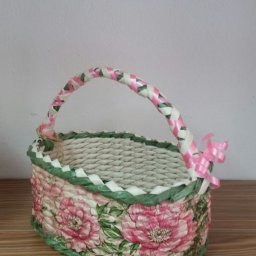 Корзинки, сплетенные из газетных трубочек