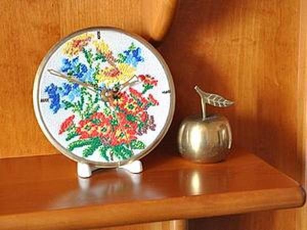 Часы со старинной вышивкой