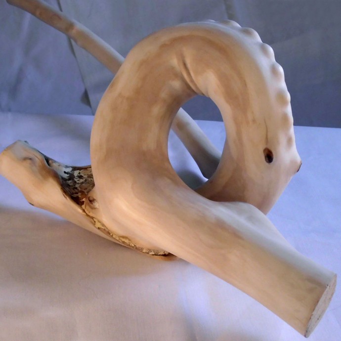 Деревянная статуэтка Деревянная статуэтка