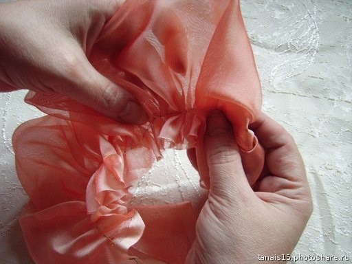 Розы из остатков органзы и атласа Розы из остатков органзы и атласа