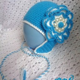 ​Шапочка с большим красивым цветком