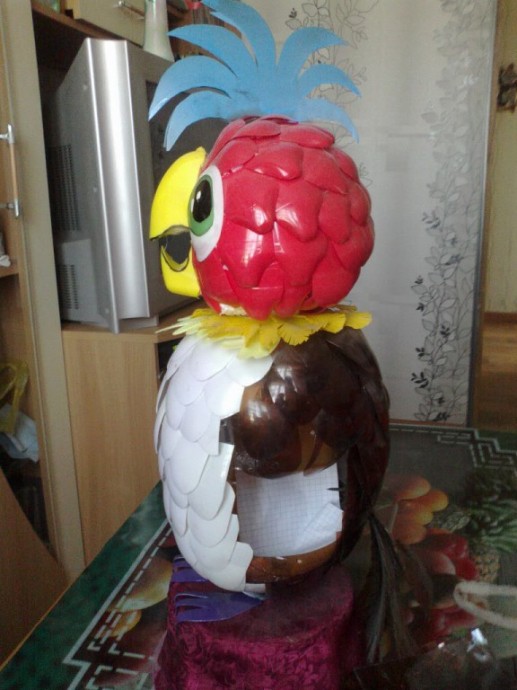 Попугай Кеша из пластиковых бутылок