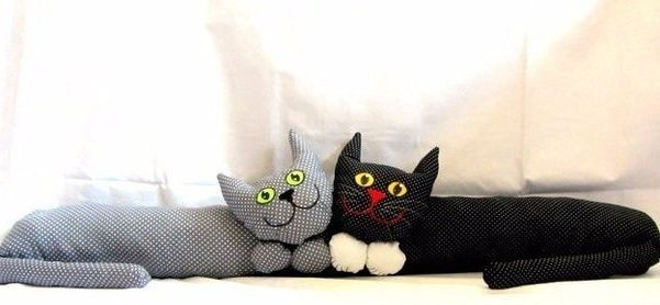 Забавные подушки от сквозняков